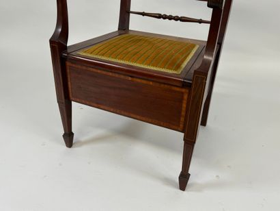 Fauteuil d'aisance en acajou et filets de...