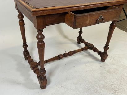 Table cabaret en bois tourné, ouvrant par...