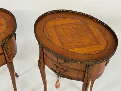 Paire de chevets de forme ovale en bois et...