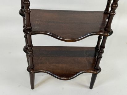 Étagère en bois mouluré et tourné à cinq...