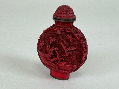 CHINE, XXe.
Tabatière en laque rouge cinabre...