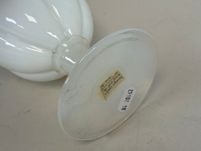 SEVRES, FRANCE.
Vase en opaline blanche godronnée.
H....
