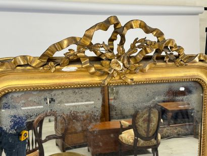 Grande glace en bois et stuc doré à décor...