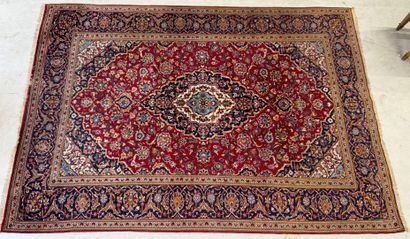 IRAN, XXe.
Important tapis en laine nouée...