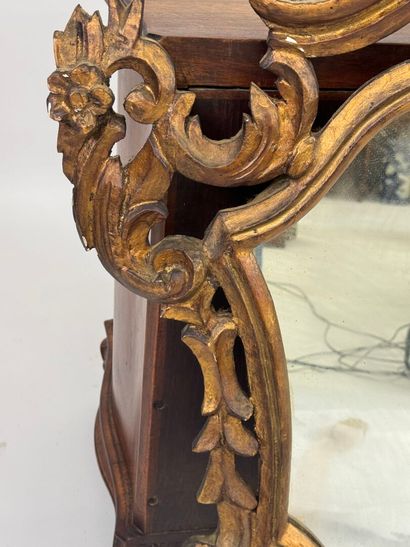 Miroir en bois doré et sculpté de forme mouvementée...