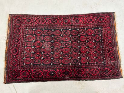 IRAN, XXe.
Tapis en laine nouée main à décor...