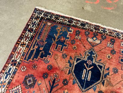 Tapis d'orient en laine nouée main à décor...