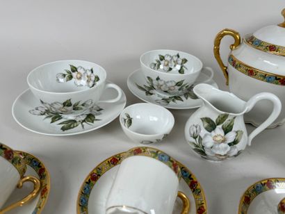 Partie de service à café en porcelaine blanche...
