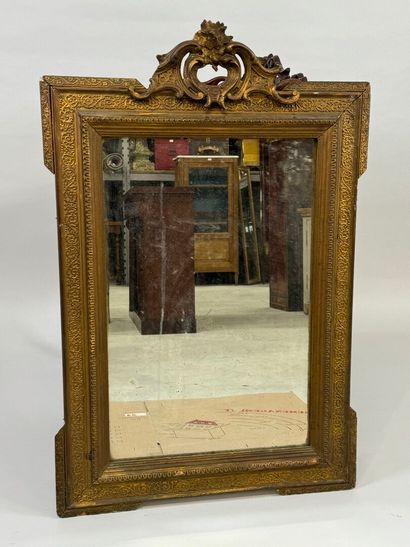 Miroir en bois et stuc doré à décor de rinceaux...