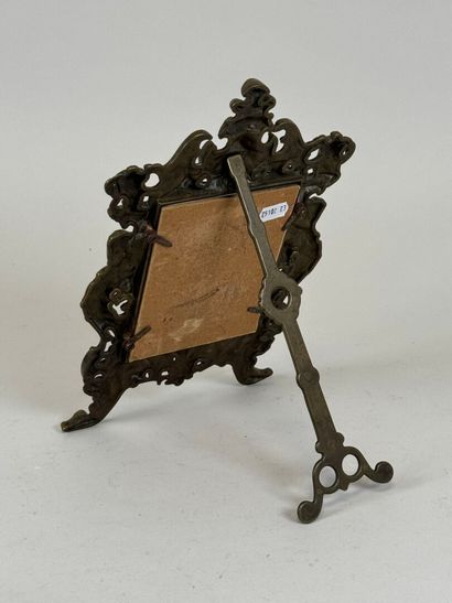 Petit miroir en bronze à chevalet, à décor...