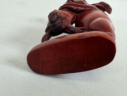 JAPON, XXe.
Netsuke en bois sculpté figurant...