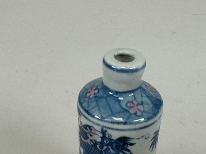 CHINE, XXe.
Tabatière en porcelaine à décor...