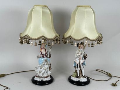 Paire de lampes à décor de sujets en porcelaine...