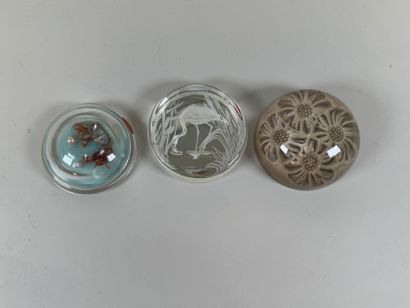 Lot de trois presse-papier en verre à décor...