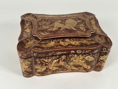 JAPAN, 20th century.
Scrolled lacquer box...