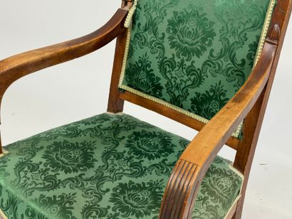 Fauteuil en acajou, la garniture en tissu...