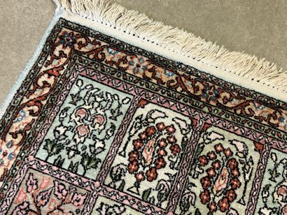 Petit tapis indien en soie à décor de jardins.
100...