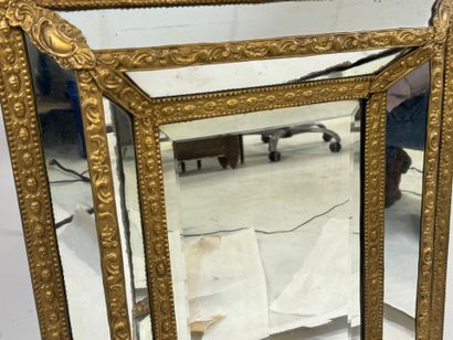 Miroir à parcloses en laiton repoussé à décor...