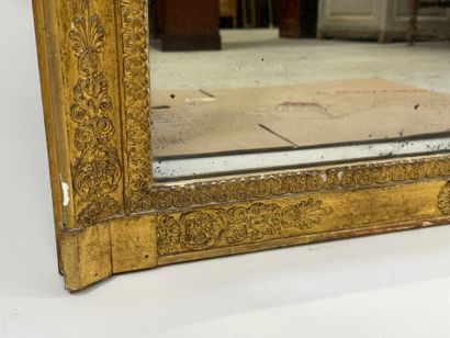 Miroir en bois et stuc doré à décor feuillagé.
97...