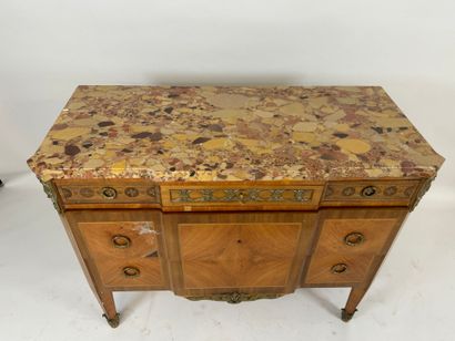 Commode en bois et placage ouvrant par trois...