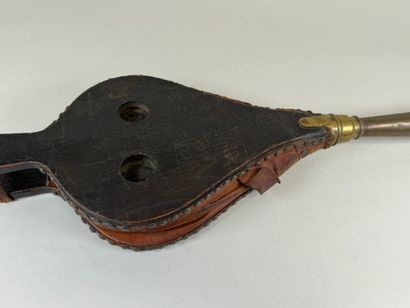 Important soufflet en bois, cuir et laiton.
L....