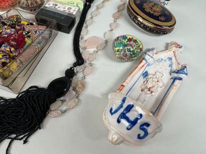 Important lot of pearls, necklaces, playing...
