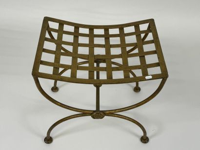 Tabouret curule en métal doré, l'assise ajourée.
45...