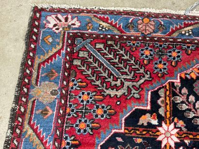 Tapis d'orient en laine nouée main à décor...