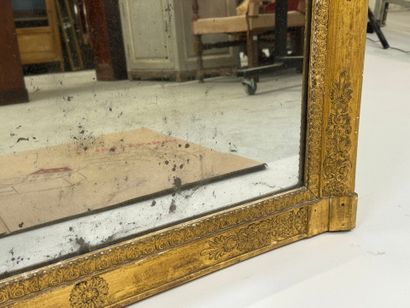 Miroir en bois et stuc doré à décor feuillagé.
97...
