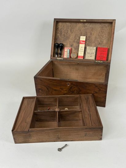 Boîte en bois et placage, l'intérieur compartimenté...