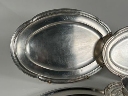 Lot de deux plats de service en métal argenté...