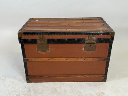 Malle rectangulaire en laiton, métal et bois...