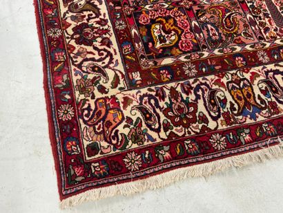 IRAN, XXe.
Important tapis en laine nouée...