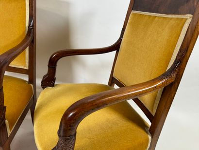 Paire de fauteuils en acajou mouluré et sculpté,...