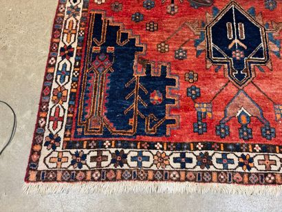 Tapis d'orient en laine nouée main à décor...
