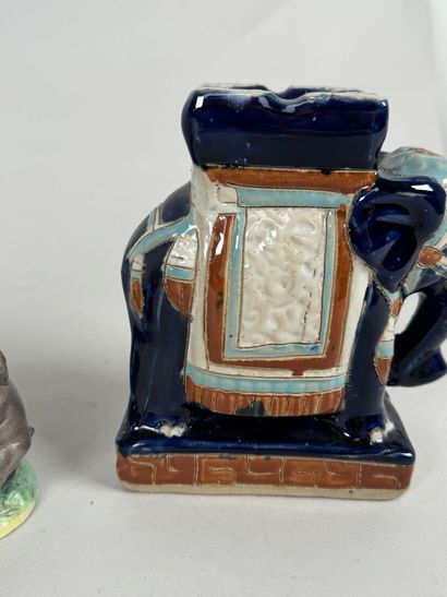 Paire de cendriers en faïence polychrome...