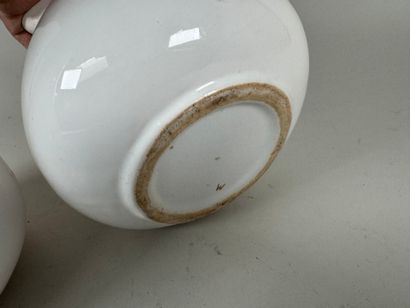 Paire de vases en céramique à décor doré...