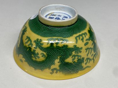 CHINA, 20th century.
Bowl in yellow and green...