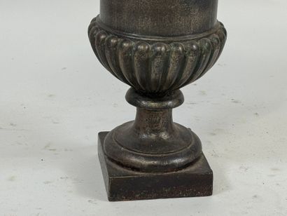 Medici-style cast-iron garden basin.
H. 44...