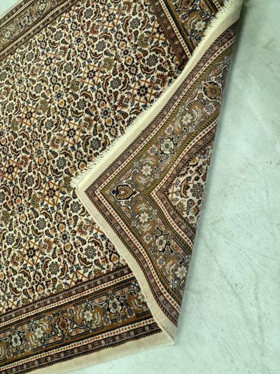Important tapis en laine nouée main à décor...