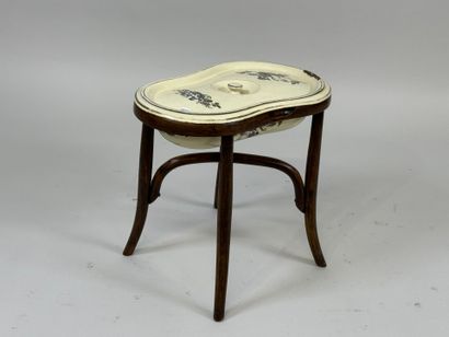 THONET, dans le goût de.
Bidet en bois tourné,...
