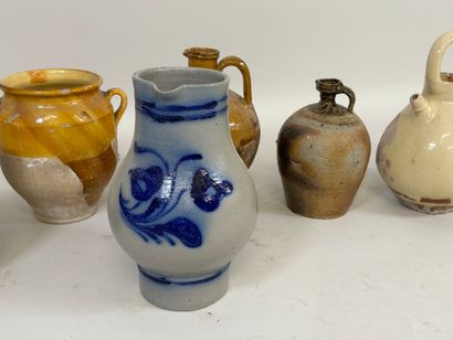 Série de cinq pots et cruches en terre cuite...