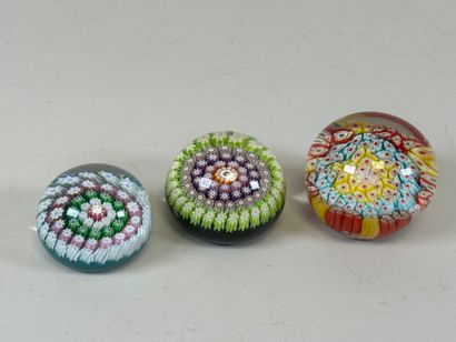 Lot de trois boules sulfure presse-papier...