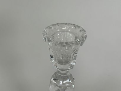 Bougeoir en cristal à décor facetté.
H. 25,5...