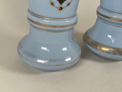 Paire de vases en opaline sur fond bleu à...