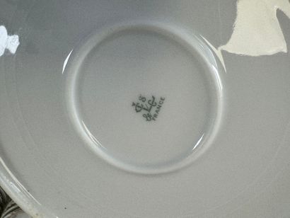 Partie de service de table en porcelaine...
