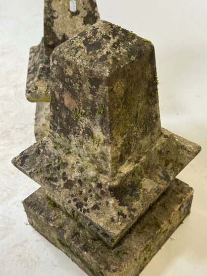 Paire de faitages en pierre sculptée, la...