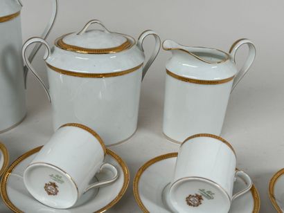 Partie de service à café ou thé en porcelaine...