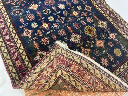 Tapis en laine à points noués à décor de...
