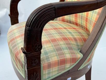 Fauteuil gondole en acajou mouluré et sculpté...